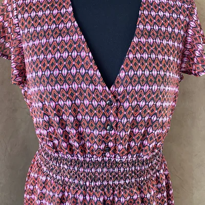 Robe T42 Cache Cache graphique rouge/rose/noir – fluide & féminine